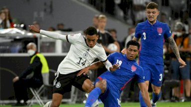 جمال موسيالا (يسار) والإنكليزي جود بيلينغهام تواجها خلال مباراة ألمانيا وإنكلترا بدوري الأمم الأوروبية مؤخراً