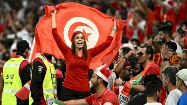 جماهير تونسية تحتفل بفوز منتخب بلادها على فرتسا بطلة العالم على استاد المدينة التعليمية في الدوحة في مونديال قطر لكرة القدم في 30 تشرين الثاني/نوفمبر 2022