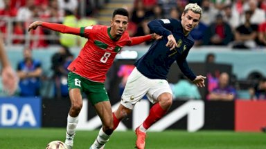 لاعب الوسط المغربي عز الدين أوناحي (يسار) ضد الفرنسي أنطوان غريزمان في نصف نهائي مونديال قطر 2022