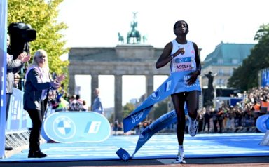العداءة الإثيوبية تيغيست أسيفا تجتاز خط الوصول في سباق ماراثون برلين محطمة الرقم القياسي العالمي في السباق. 24 سبتمبر 2023