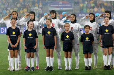 لاعبات المنتخب الإيراني يُنشدن النشيد الوطني ويُؤدين التحية في كأس آسيا للسيدات