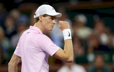 إنديان ويلز: سينر يعاني لبلوغ ربع النهائي وتأهل سهل لسابالينكا