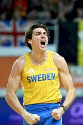 عودة موفقة لدوبلانتيس إلى تولون بلقب رابع داخل قاعة لكن من دون رقم قياسي