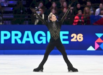 مالينين يتوّج بلقبه العالمي الثالث في التزلج على الجليد بعد الانهيار الأولمبي