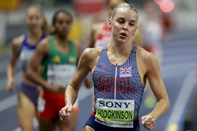 البريطانية هودجكينسون تحرز لقبها العالمي الأول داخل قاعة في سباق 800 م