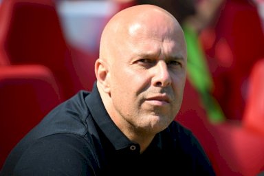 ليفربول يقيل مدربه سلوت بعد دفاع مخيب عن لقب الدوري الإنكليزي