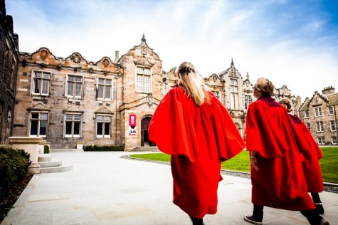 طلاب من جامعة سانت أندروز الأسكوتلندية - صورة من موقع الجامعة 