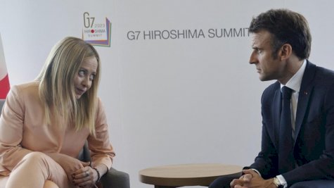 الرئيس الفرنسي إيمانويل ماكرون يلتقي برئيسة الوزراء الإيطالية جيورجيا ميلوني على هامش اجتماع قادة قمة مجموعة السبع في هيروشيما. اليابان في 20 مايو 2023.