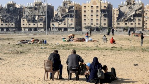 سكان من مدينة حمد السكنية في خان يونس بعدما فروا من منازلهم عقب ضربة إسرائيلية بتاريخ 2 ديسمبر 2023
