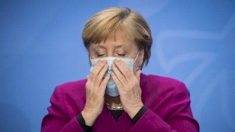 أنغيلا ميركل ترتدي كمامة في ختام مؤتمر صحفي عقب اجتماع قادة الدول حول وضع فيروس كورونا في برلين. (أرشيفية)