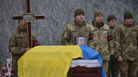 Getty Images من جنازة أحد القادة العسكريين الأوكرانيين