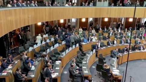 BBC اليمين المتطرف في البرلمان النمساوي يغادر المجلس في أثناء خطاب للرئيس الأوكراني زيلينسكي