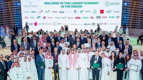 صورة جماعية للشركات المنتقلة إلى الرياض مع وزير الاستثمار السعودي نشرتها الهيئة الملكية بالرياض