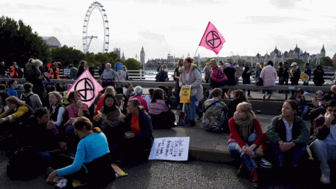 المتظاهرون يغلقون جسر واترلو خلال مظاهرة في لندن.