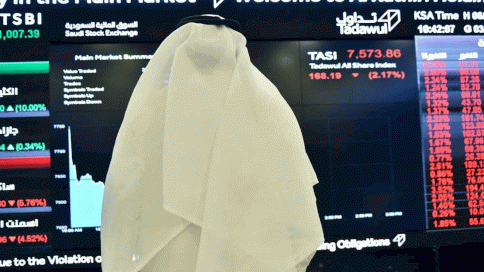 صوة أرشيفية لرجل سعودي يراقب سوق الأوراق المالية (تداول) في الرياض