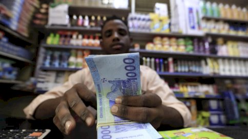 صاحب محل تجاري يعد كدسة من الأوراق المالية في العاصمة السودانية الخرطوم في 19 يناير 2023 