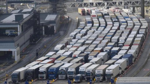 صورة من الأرشيف في 10 ديسمبر 2020 تظهر شاحنات شحن ثقيل في مرفأ دوفر في جنوب إنكلترا