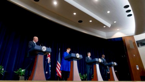 (من اليسار) وزير الدفاع الأسترالي بيتر داتون، ووزيرة الخارجية الأسترالية ماريز باين، ووزير الخارجية الأميركي أنتوني بلينكين، ووزير الدفاع الأميركي لويد أوستن، في مؤتمر صحفي في وزارة الخارجية بواشنطن. بتاريخ 16 أيلول/سبتمبر 2021