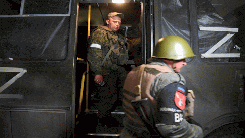 جنود جمهورية دونيتسك الشعبية يسافرون في حافلة مع جنود أوكرانيين مصابين يغادرون مدينة ماريوبول في 16 مايو\ أيار 2022.
