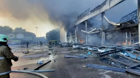 رجال الإطفاء يخمدون الحريق في مركز تجاري أصيب بصواريخ روسية في كريمنشوك بشرق أوكرانيا، في 27 يونيو 2022