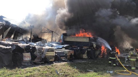 رجال الإطفاء يعملون على إخماد حريق بعد إسقاط صاروخ على البنية التحتية المدنية في منطقة أومان 8 أغسطس 2022 