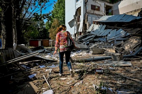  امرأة تمشي بين أنقاض أحد مباني جامعة خاركيف للبوليتكنيك، والذي دمرته ضربة صاروخية روسية في خاركيف في 19 أغسطس 2022