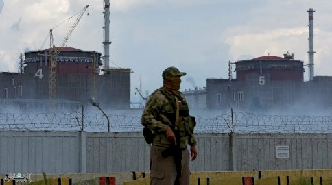 جندي روسي أمام محطة زابوريجيا النووية