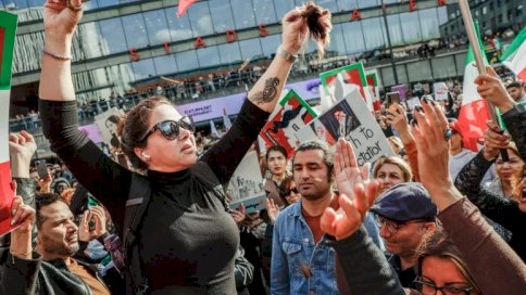 امرأة تقص شعرها خلال مظاهرة في سيرجيلس تورج في ستوكهولم ، السويد ، 24 سبتمبر 2022 ، بعد وفاة امرأة إيرانية بعد اعتقالها من قبل شرطة الآداب في طهران