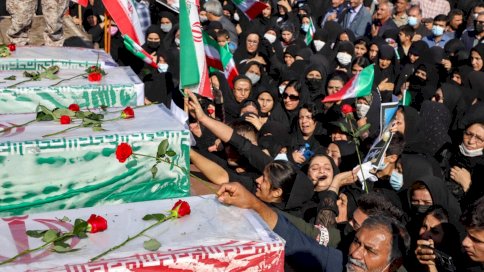 إيرانيون يشاركون في جنازة في مدينة إيذة الواقعة في جنوب غرب البلاد 