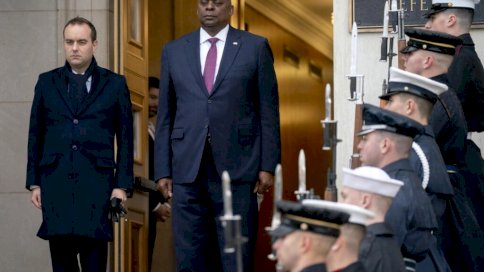 وزير الدفاع الأميركي لويد أوستن (يمين) يستقبل نظيره الفرنسي سيباستيان ليكورنو في البنتاغون، في واشنطن، 30 نوفمبر 2022