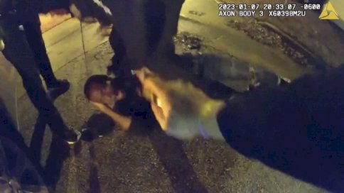 تُظهر هذه الصورة من مقطع فيديو لكاميرا قسم الشرطة، ضباط وهم يضربون تايري نيكولز 