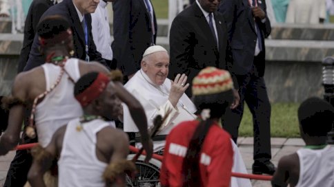 البابا فرنسيس على كرسي متحرك يلوح بيده عند وصوله إلى مطار ندجيلي الدولي في كينشاسا، جمهورية الكونغو الديموقراطية، في 31 يناير 2023