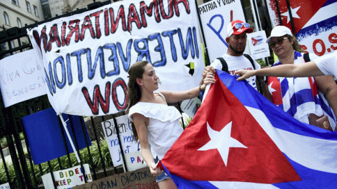 حشود تتجمع أمام السفارة الكوبية في واشنطن لدعم الاحتجاجات المناهضة للحكومة في كوبا