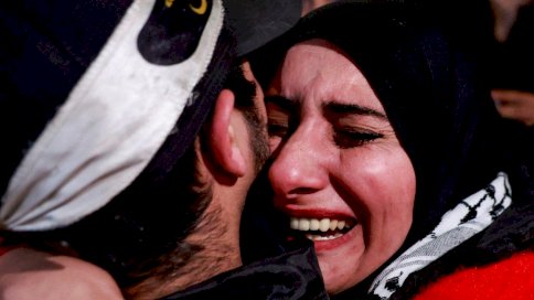 Reuters بحسب نادي الأسير الفلسطيني فإن إسرائيل أفرجت عن 240 من النساء والأطفال بموجب صفقة التبادل الأولية، لكنها اعتقلت خلال الفترة ذاتها 300 فلسطيني وفلسطينية