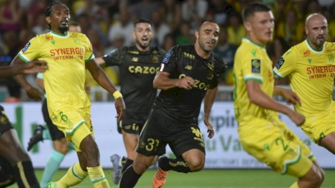 مدافع ليل البرازيلي اسمايلي يسجل هدف التعادل في مرمى نانت في الدوري الفرنسي لكرة القدم في 12 أغسطس 2022