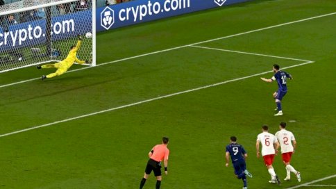 الحارس البولندي فويتشيخ شتشيزني يتصدى لركلة جزاء الأرجنتيني ليونيل ميسي خلال لقاء الفريقين في مونديال قطر لكرة القدم في 30 نوفمبر 2022 