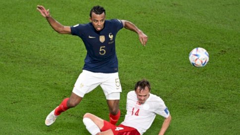 المدافع الفرنسي جول كونديه خلال مباراة الدنمارك في مونديال 2022