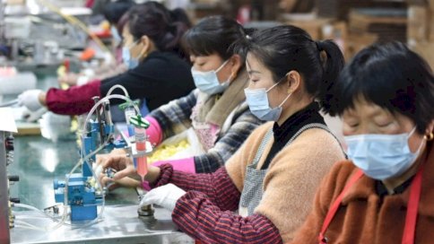 تُظهر صورة الملف هذه التي التقطت في 31 مارس 2022 موظفين يعملون على خط تجميع ينتج مكبرات صوت في مصنع في مقاطعة Linquan، مدينة Fuyang، في مقاطعة Anhui شرق الصين