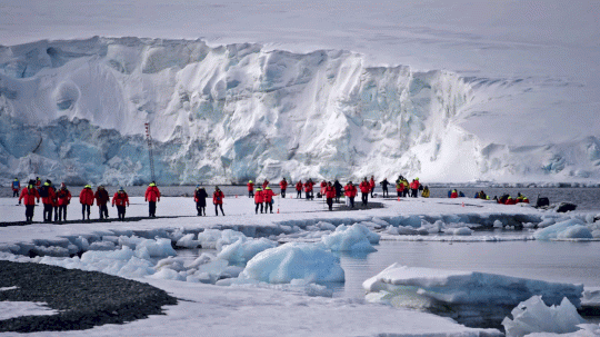 سائحون في جزر شيتلاند الجنوبية في القارة القطبية الجنوبية في عام 2019، حيث يستمر ذوبان الجليد.