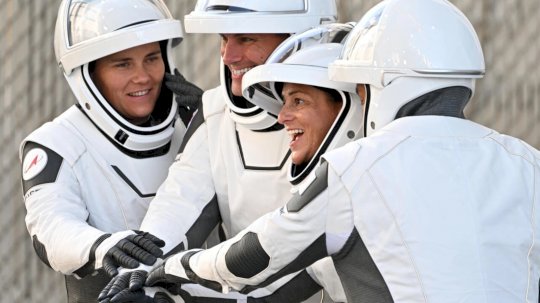 (من اليسار إلى اليمين) رائدة الفضاء الروسية آنا كيكينا ، ورائد فضاء ناسا جوش كاسادا ، ورائدة الفضاء في ناسا نيكول مان ، ورائد الفضاء الياباني كويتشي واكاتا