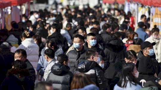 مواطنون صينيون في شارع مزدحم