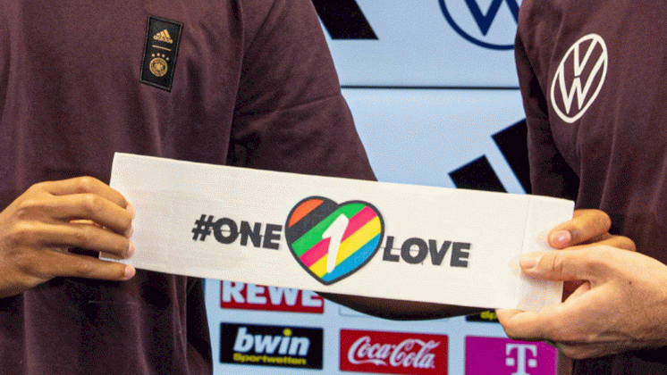 Des badges anti-discrimination sont portés par les capitaines de huit équipes nationales